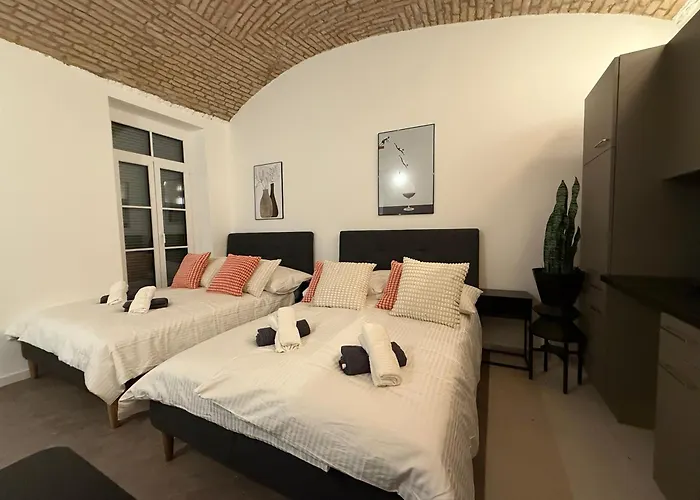 Renovated Premium With Free Parking *