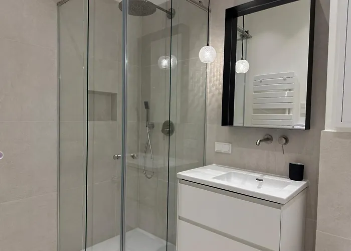 Renovated Premium With Free Parking *